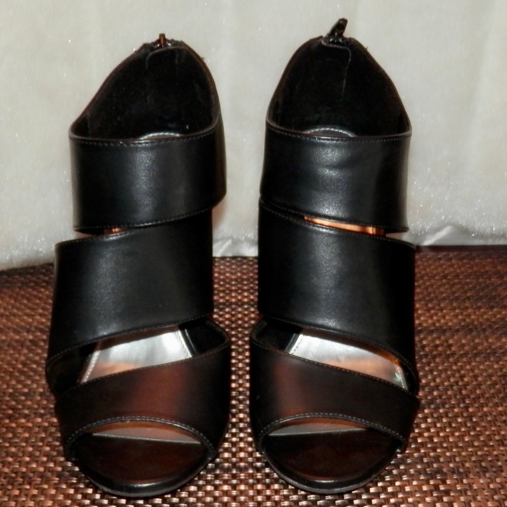 FIOMI BLACK SHOES WITH ZIP UP  HEELS * 4 IN HEELS * BEAUTIFUL *  SIZE 9 *